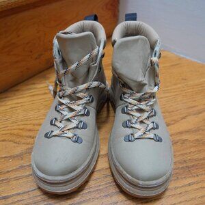 Alice + Whittles Women’s Vegan Hiking Boots – Tan – Size 7.5 – Never Worn